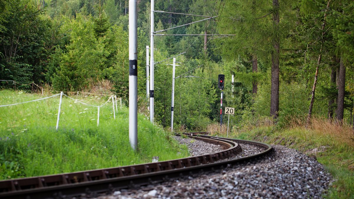 Nález mrtvoly u kolejí zastavil vlaky mezi Plzní a Strakonicemi